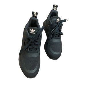 Like new!! Adidas Women’s Black Sneakers shoes.